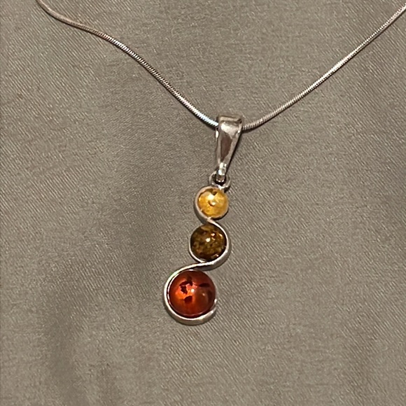 Amber pendant on Sterling silver (925) chain - Picture 1 of 6